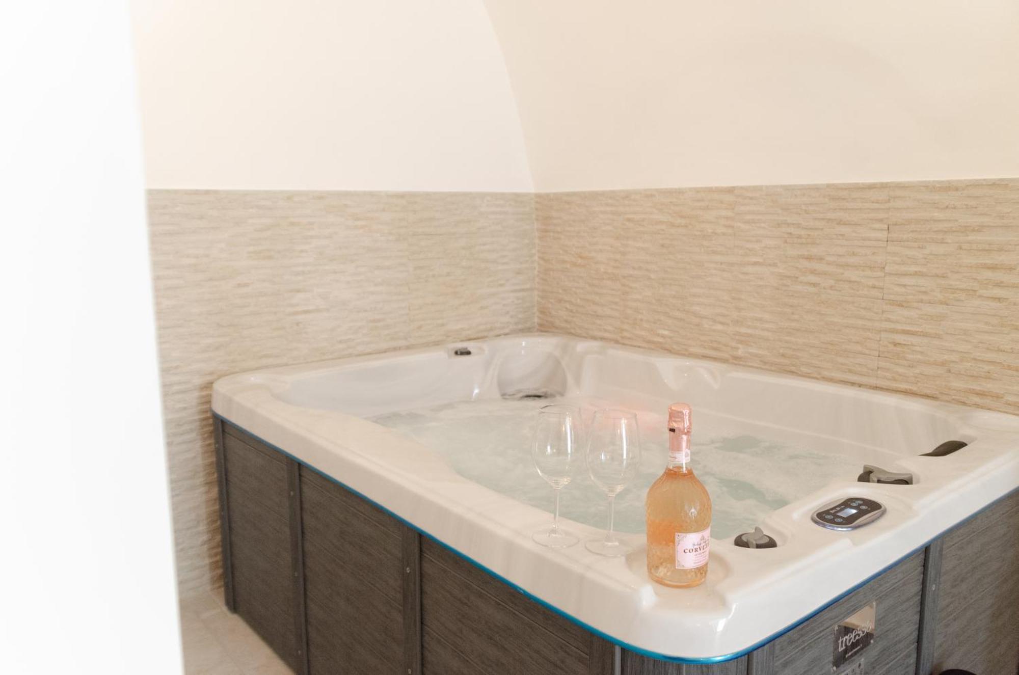 Aca Suite Luxury With Jacuzzi Adelfia Eksteriør billede