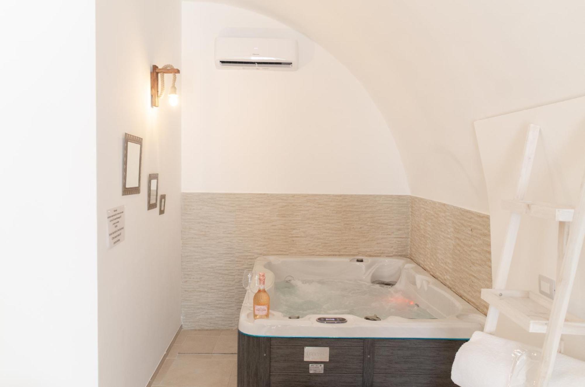 Aca Suite Luxury With Jacuzzi Adelfia Eksteriør billede