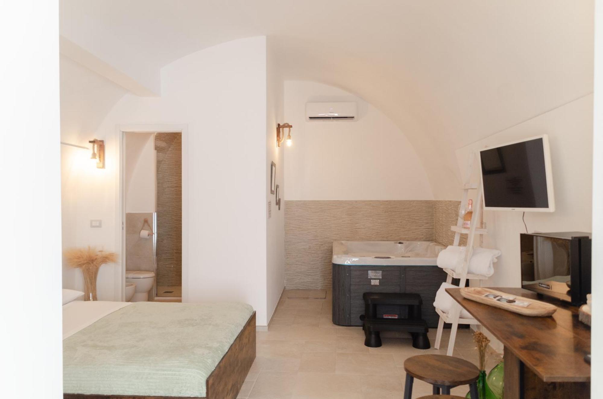 Aca Suite Luxury With Jacuzzi Adelfia Eksteriør billede